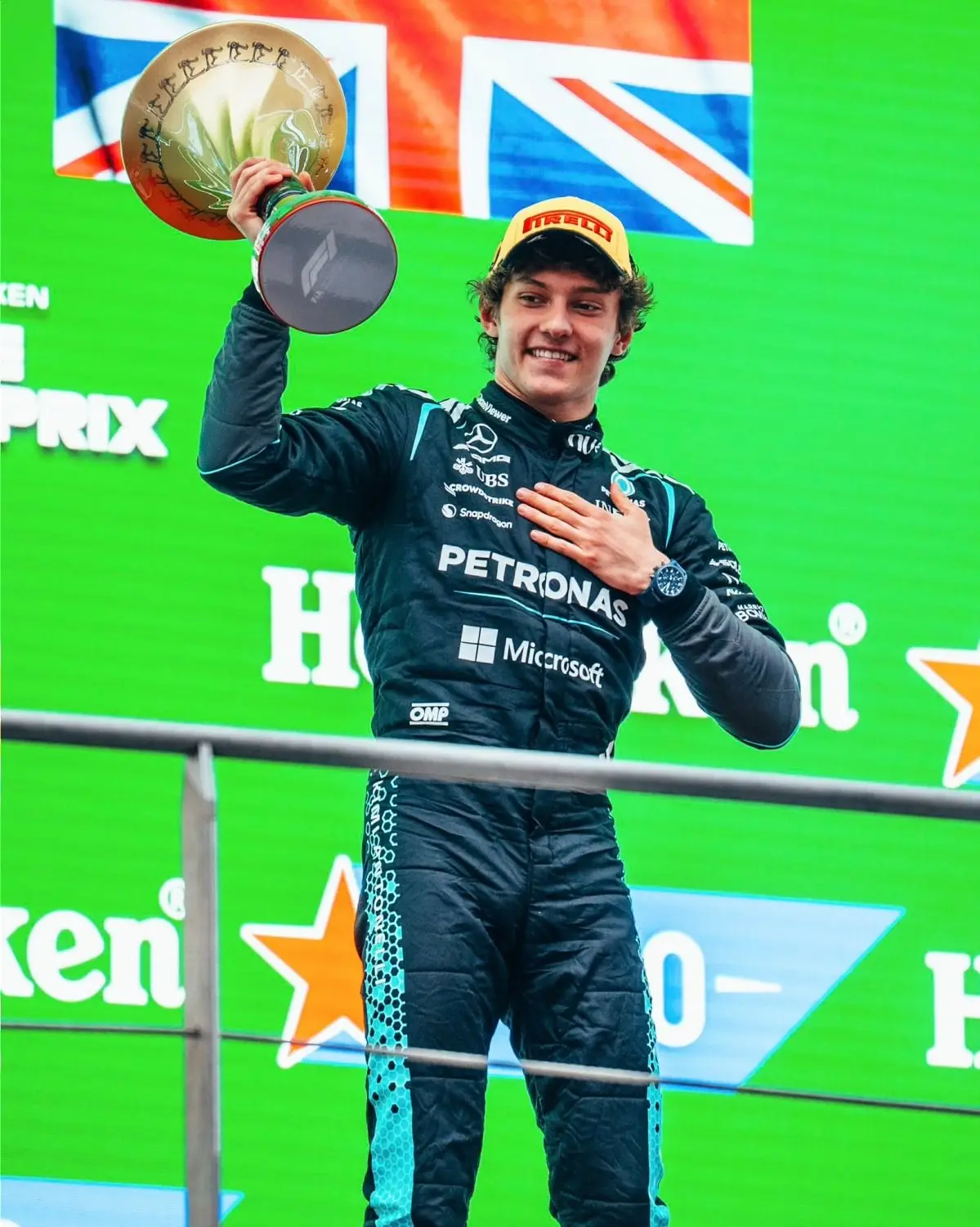 Andrea Kimi Antonelli en lo alto del podio del GP de China.