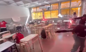 Video: alumnos tiraron bengalas en un aula de Catamarca | Catamarca