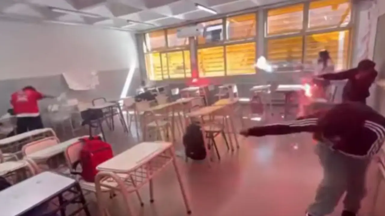 Imágenes impactantes: alumnos tiraron bengalas en un aula de Catamarca