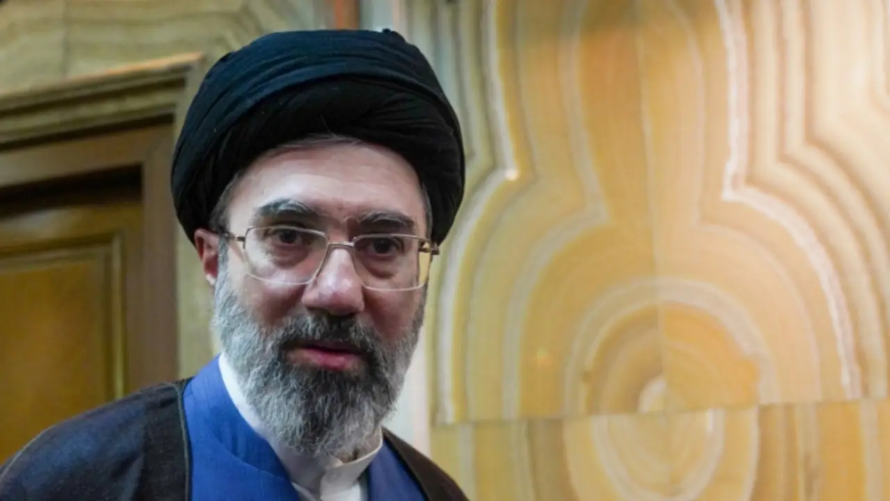 El nuevo líder supremo de Irán rechaza reducir las tensiones con EEUU, según un alto cargo
