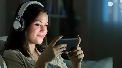 Mujer ve streaming en el celular Mujer ve streaming en el celular