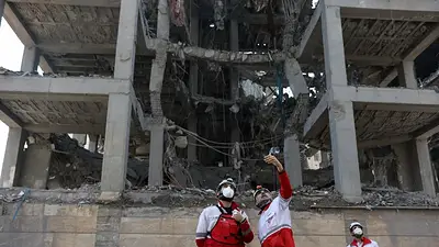Equipos de rescate iraníes tratan de hacer su trabajo mientras se enfrentan a bombardeos implacables Equipos de rescate iraníes tratan de hacer su trabajo mientras se enfrentan a bombardeos implacables
