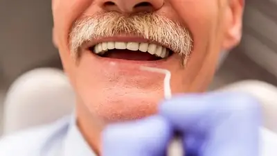 Jubilado en consulta odontológica. Jubilado en consulta odontológica.