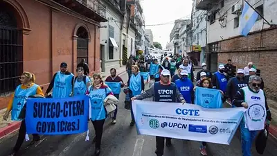 Docentes se hartaron de la falta de respuestas de Valdés y paralizan las escuelas de Corrientes Docentes se hartaron de la falta de respuestas de Valdés y paralizan las escuelas de Corrientes