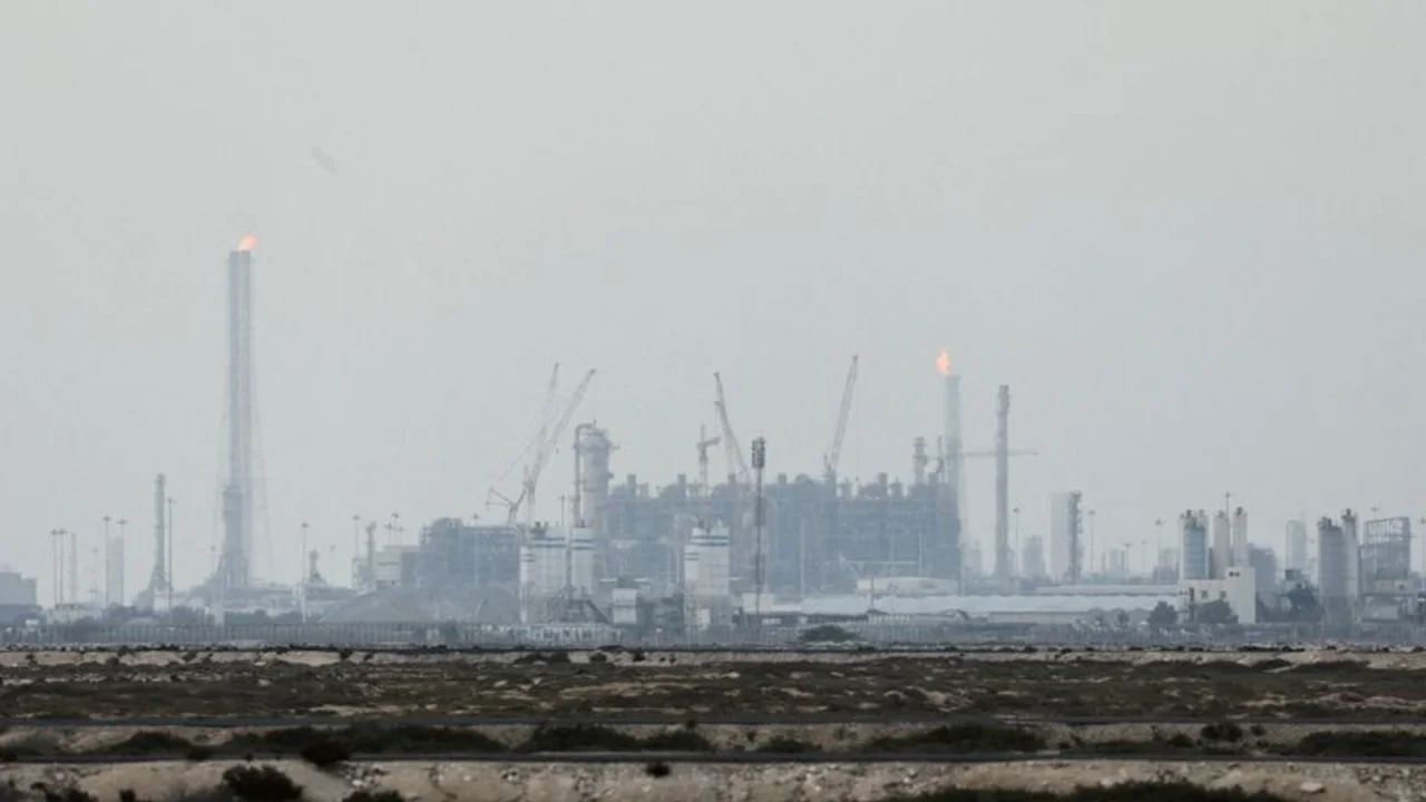 El barril de petróleo llegó a 110 dólares entre ataques y amenazas en Medio Oriente