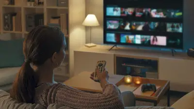 Mujer ve televisión Mujer ve televisión