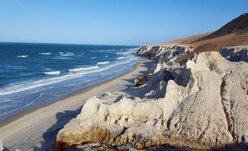 La playa de Brasil con acantiladas que parecen salidos de Marte | Playas