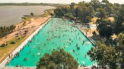 El pueblito de Santa Fe que tiene 10 mil habitantes y la pileta más grande de la Argentina El pueblito de Santa Fe que tiene 10 mil habitantes y la pileta más grande de la Argentina
