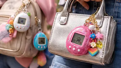 El Tamagotchi, furor en los 90, vuelve como tendencia en 2026. Cómo pasó de juguete a accesorio de moda. El Tamagotchi, furor en los 90, vuelve como tendencia en 2026. Cómo pasó de juguete a accesorio de moda.