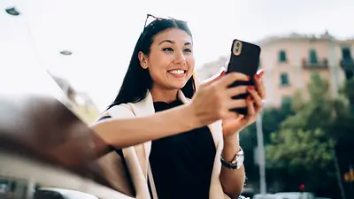 mujer usando celular para jugar en casino online mujer usando celular para jugar en casino online