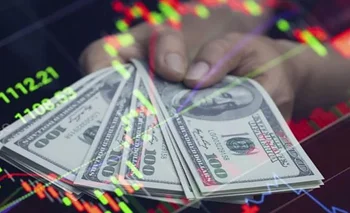 Puerta giratoria: los dólares entran, pero se van rápido y ponen en jaque el modelo Milei | Crisis económica