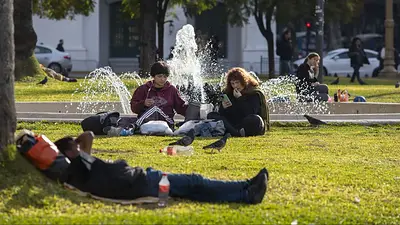 Personas en una plaza Personas en una plaza