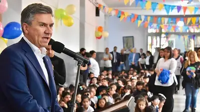 La Justicia frenó la restitución de la cláusula gatillo, pero le ordenó a Zdero recomponer el salario docente La Justicia frenó la restitución de la cláusula gatillo, pero le ordenó a Zdero recomponer el salario docente