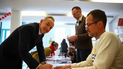 Encuestas a pie de urna indican que extrema derecha francesa no logra imponerse en Marsella y Toulon Encuestas a pie de urna indican que extrema derecha francesa no logra imponerse en Marsella y Toulon