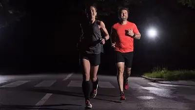 Personas corriendo de noche. Personas corriendo de noche.