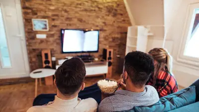 Personas viendo televisión Personas viendo televisión