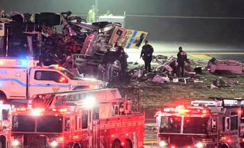 Un avión chocó contra un camión de bomberos en Nueva York: 2 muertos y 40 heridos  | Estados unidos