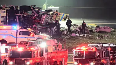 Un avión chocó contra un camión de bomberos en un aeropuerto de Nueva York: dos muertos y 40 heridos Un avión chocó contra un camión de bomberos en un aeropuerto de Nueva York: dos muertos y 40 heridos