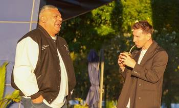 En el ojo de la tormenta, Tapia recibió a Messi en Ezeiza | Selección argentina