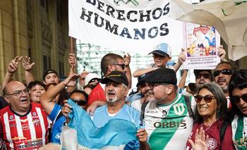 Ejemplar caravana de hinchas del fútbol argentino por el Día de la Memoria | Día de la memoria 
