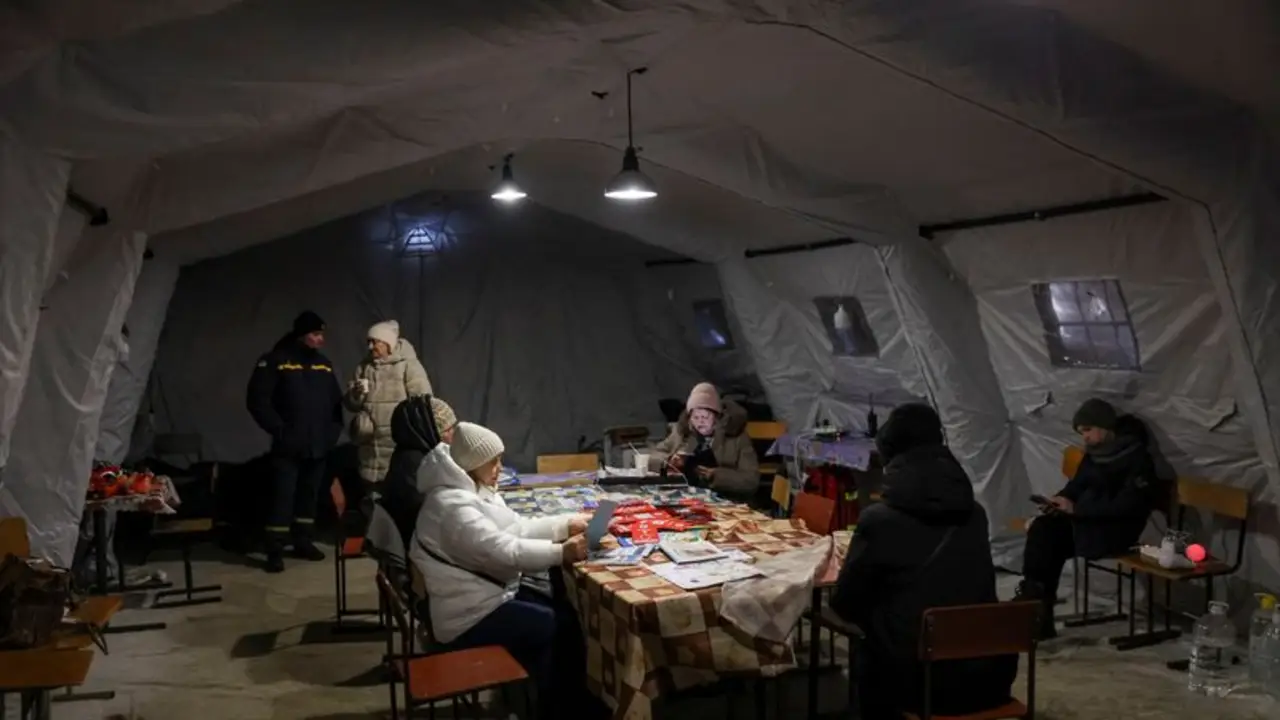 Ataques rusos dejan sin electricidad a miles de personas en el norte de Ucrania