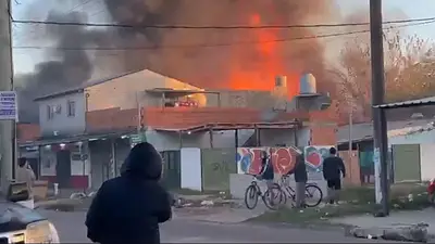 Incendio en Mariano Acosta: tres heridos, daños materiales y la posible hipótesis sobre el origen del fuego Incendio en Mariano Acosta: tres heridos, daños materiales y la posible hipótesis sobre el origen del fuego
