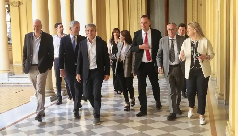Los ministros quieren que Adorni deje el cargo pero advierten que su salida puede ser un golpe para el Gobierno