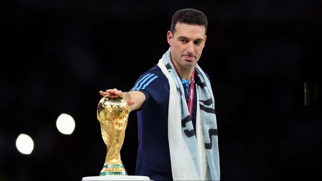 Lionel Scaloni con la Copa del Mundo.