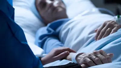 Una persona acostada en un hospital Una persona acostada en un hospital