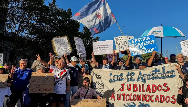 Jubilados y ambientalistas marcharon contra Milei frente al Congreso