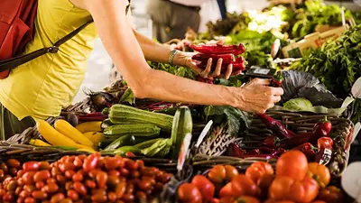 mujer eligiendo verduras. mujer eligiendo verduras.