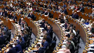 El Parlamento Europeo aprueba con salvaguardias el acuerdo comercial con EEUU El Parlamento Europeo aprueba con salvaguardias el acuerdo comercial con EEUU