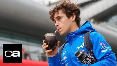 Franco Colapinto toma mate en autódromo Franco Colapinto toma mate en autódromo