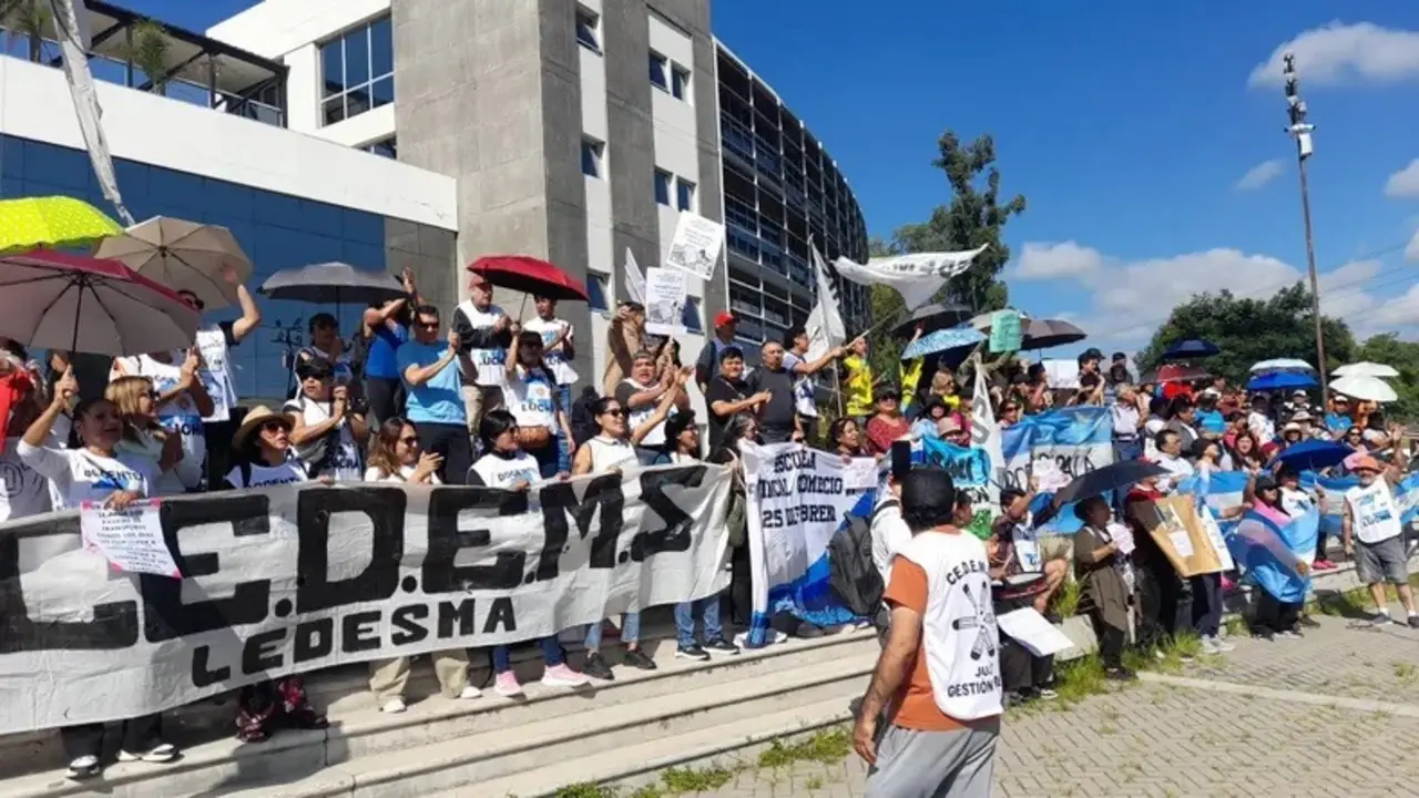 Docentes y estatales paran en rechazo al modelo de ajuste de Sadir: "Nos están llevando al piso con el salario"