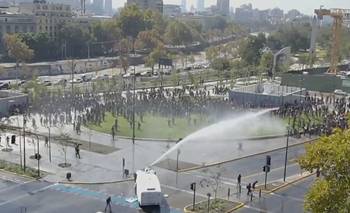 Kast reprimió las masivas protestas en Chile y prohibió manifestarse en el subte | Chile