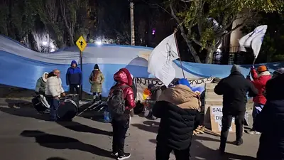Ante la falta de respuestas de Vidal, policías autoconvocados iniciaron un acampe en Río Gallegos: "Personal burlado" Ante la falta de respuestas de Vidal, policías autoconvocados iniciaron un acampe en Río Gallegos: "Personal burlado"