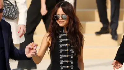 Jenna Ortega con una chaqueta napoleonica. Jenna Ortega con una chaqueta napoleonica.