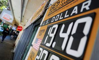 Peso mexicano se debilita tras recorte tasa clave Banxico, bolsa cae | Mercados