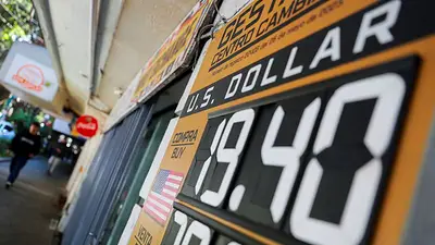 Peso mexicano se debilita tras recorte tasa clave Banxico, bolsa cae Peso mexicano se debilita tras recorte tasa clave Banxico, bolsa cae