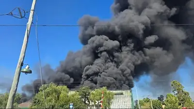 Moreno: a 24 horas del inicio del incendio, se reactivó el fuego en el depósito de pinturas Moreno: a 24 horas del inicio del incendio, se reactivó el fuego en el depósito de pinturas
