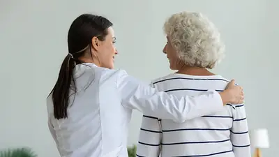 Médica y paciente. Médica y paciente.