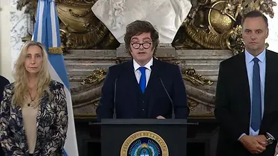 Aunque jugaba con los buitres, Milei se apropió del fallo de YPF y polarizó con el kirchnerismo Aunque jugaba con los buitres, Milei se apropió del fallo de YPF y polarizó con el kirchnerismo