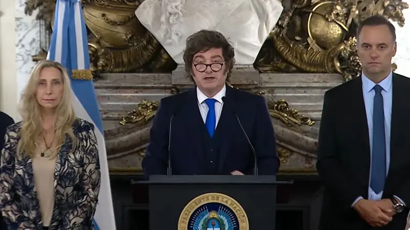 Aunque jugaba con los buitres, Milei se apropió del fallo de YPF y polarizó con el kirchnerismo