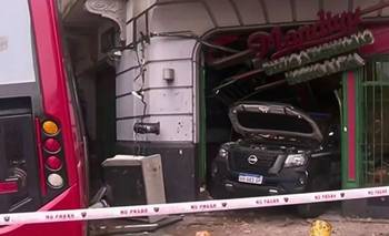 Constitución: un patrullero se incrustó en una pizzería tras brutal choque con colectivo | Accidente de tránsito