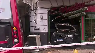 Constitución: un patrullero se incrustó en una pizzería tras brutal choque con colectivo Constitución: un patrullero se incrustó en una pizzería tras brutal choque con colectivo