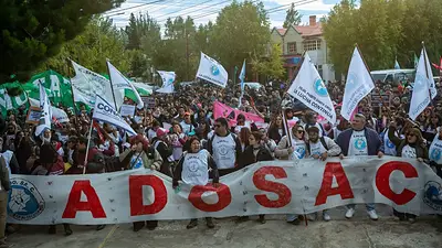 Trabajadores reclaman la urgente convocatoria a paritarias. (Foto: La Vanguardia Noticias). Trabajadores reclaman la urgente convocatoria a paritarias. (Foto: La Vanguardia Noticias).