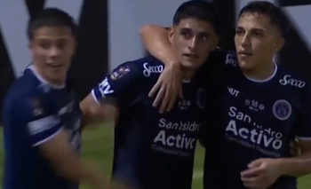 Newell's perdió con los suplentes de Acassuo y profundiza su crisis | Copa argentina