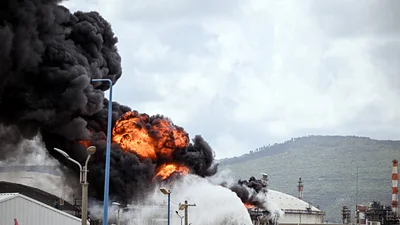 Un misil impacta contra un depósito de petróleo en una refinería en Israel Un misil impacta contra un depósito de petróleo en una refinería en Israel