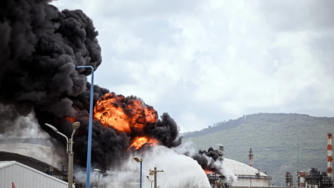 Un misil impacta contra un depósito de petróleo en una refinería en Israel