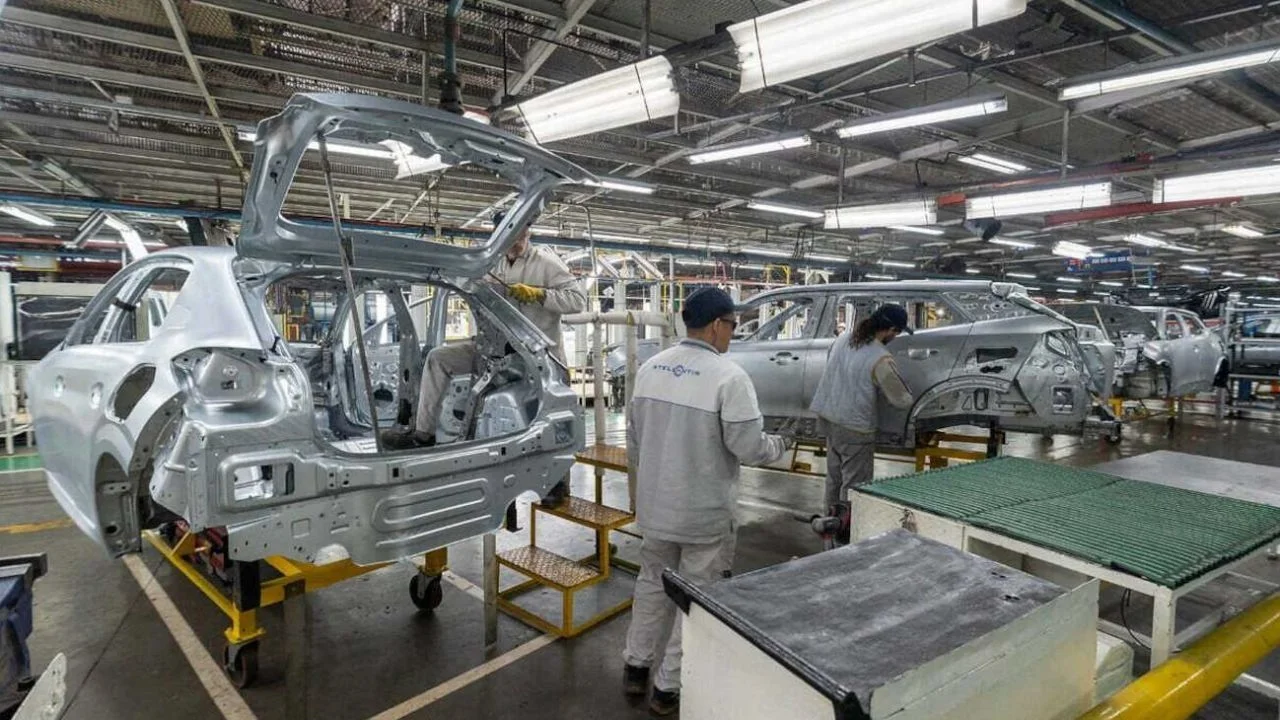 En medio de la crisis, Peugeot y Fiat podrían cerrar sus plantas en Argentina